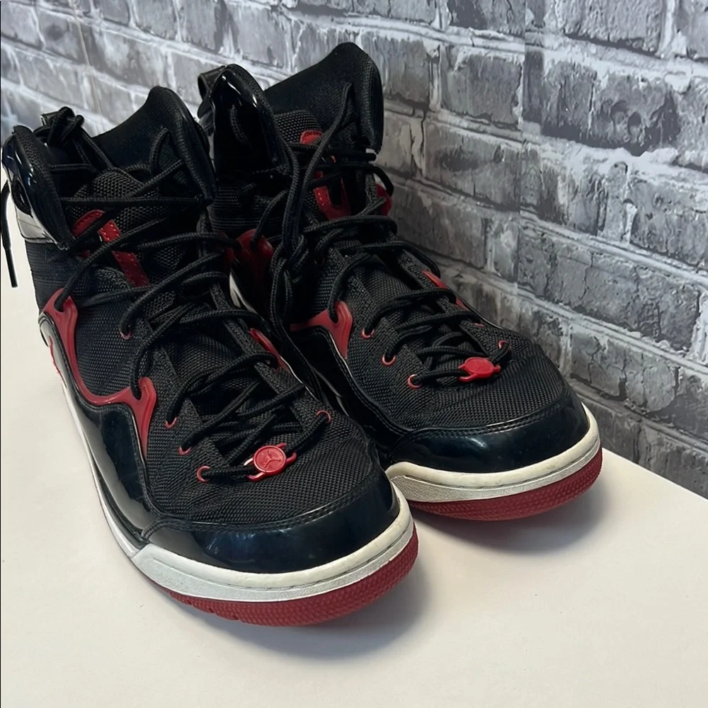 Jordan Men's Black‎ and Red Sneakers